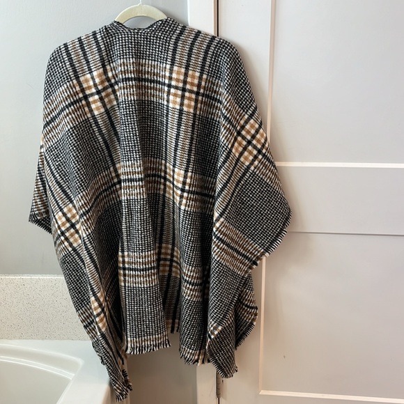 Old Navy Cozy Poncho - One Size - Picture 3 of 3